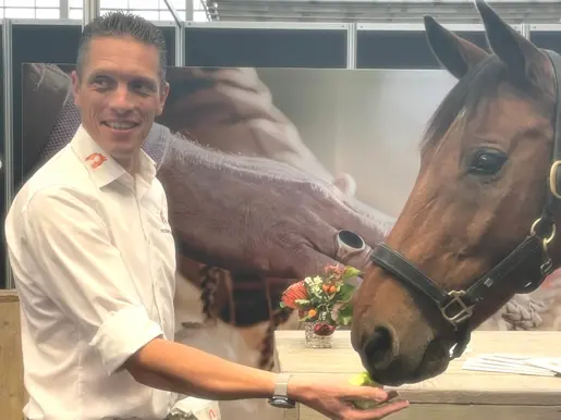 Voermeester Remco Zuidam op Horse Event met een schoolpaard van Aeres